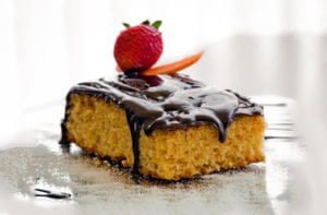 Bolo de cenoura com cobertura de chocolate