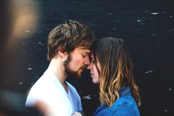 Casal demonstrando amor