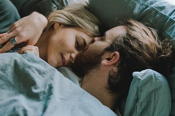 Casal deitado na cama