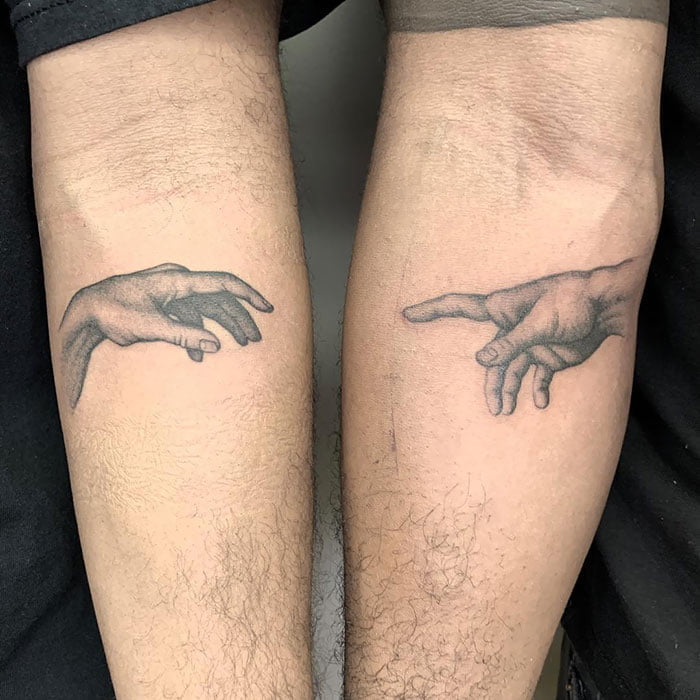 Tatuagens de namorados mãos que se tocam