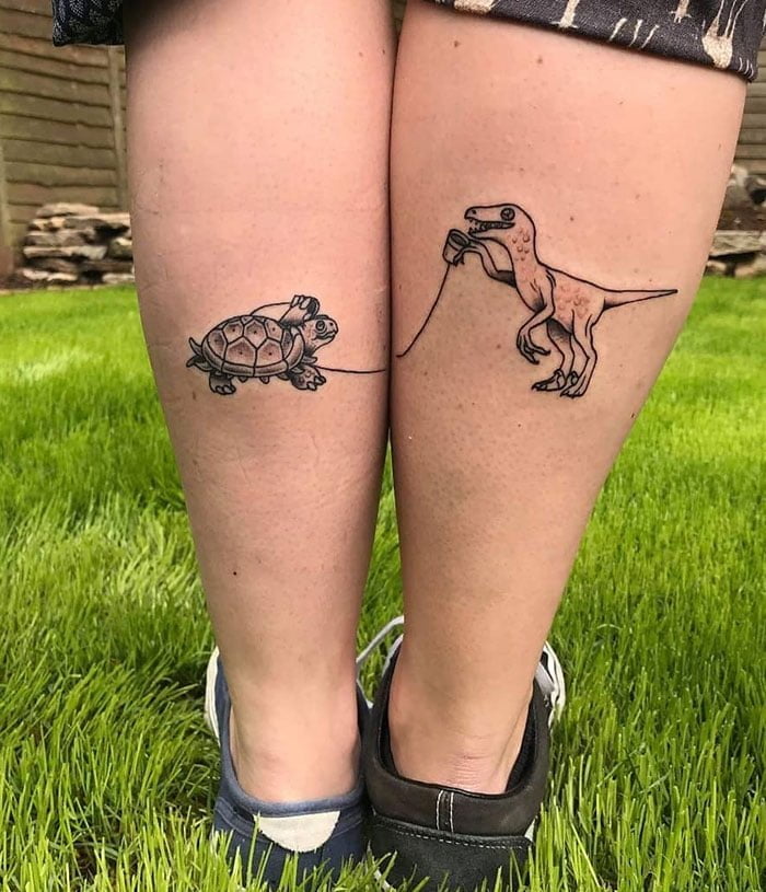 Tatuagem tartaruga e dinossauro para namorados
