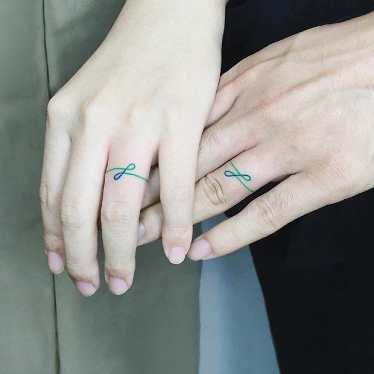 Tatuagem de namorados de linha nos dedos