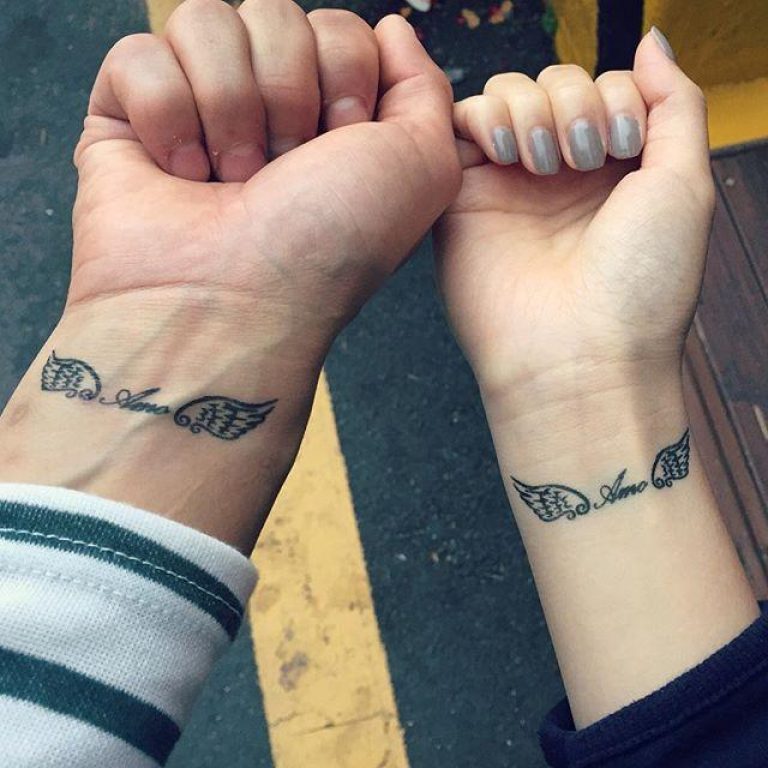 Tatuagem de pena nos pulsos para namorados