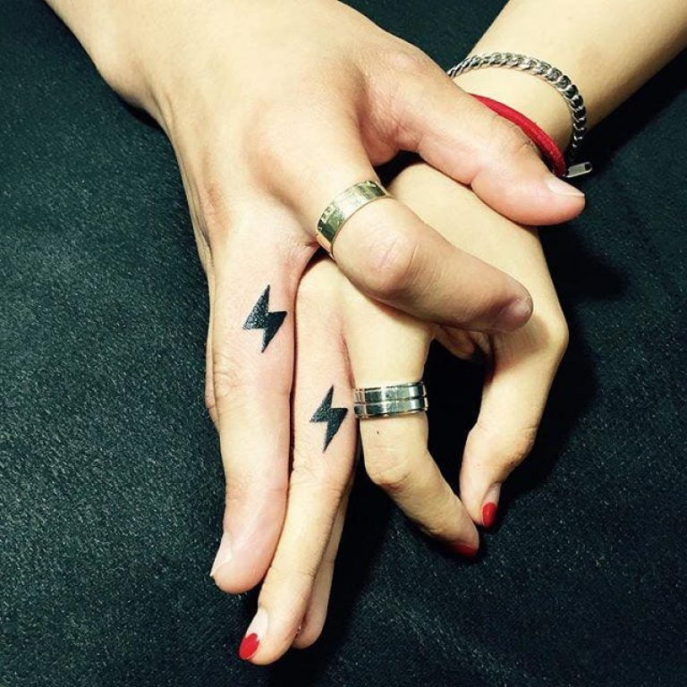 Tatuagem de raio nos dedos para namorados