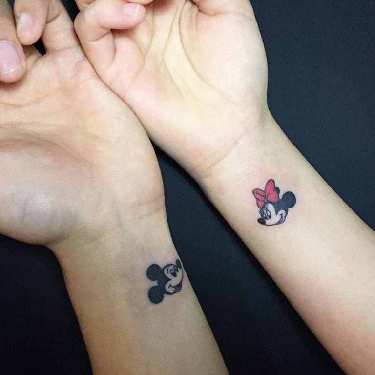 Tatuagem de namorados Mickey e Minnie