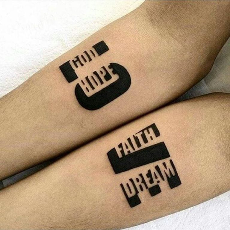 Tatuagem de namorados 'God Hope Faith Dream'