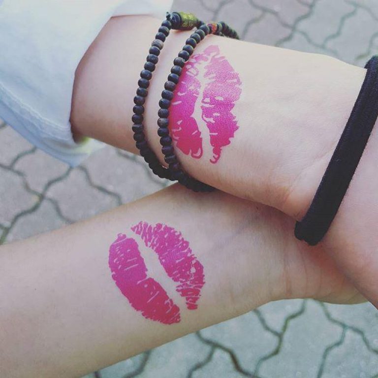 Tatuagem de marca de beijo para namorados
