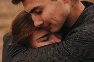 9 benefícios do abraço