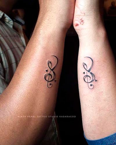 tatuagem de clave de sol e música para casal