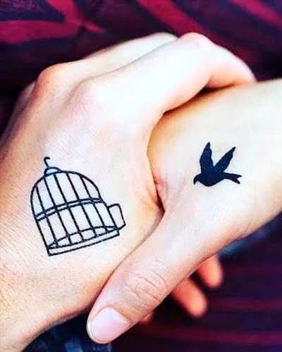 tatuagem de pássaro e gaiola de casal