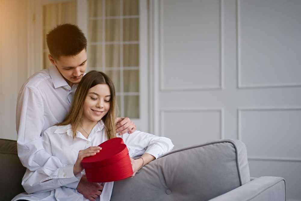Casal jovem celebrando o dia dos namorados em casa
