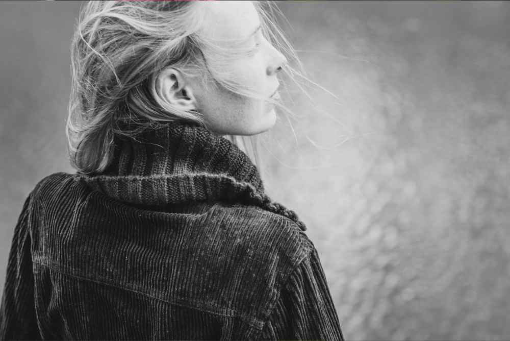 Foto em preto e branco de mulher olhando para o lado