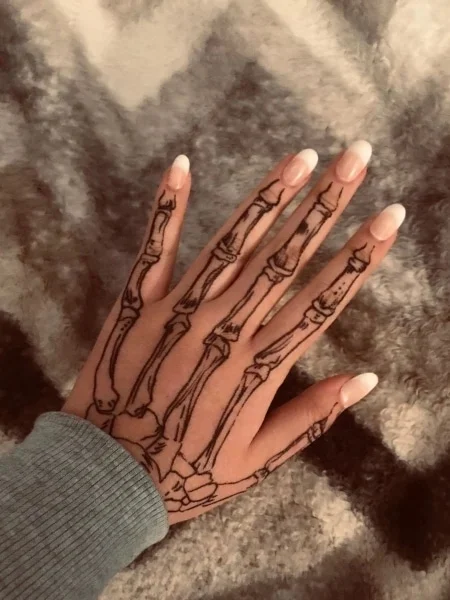 Rosa na mão  Tatuagem sem contorno, Tatuagem na mão, Tatuagens femininas  delicadas
