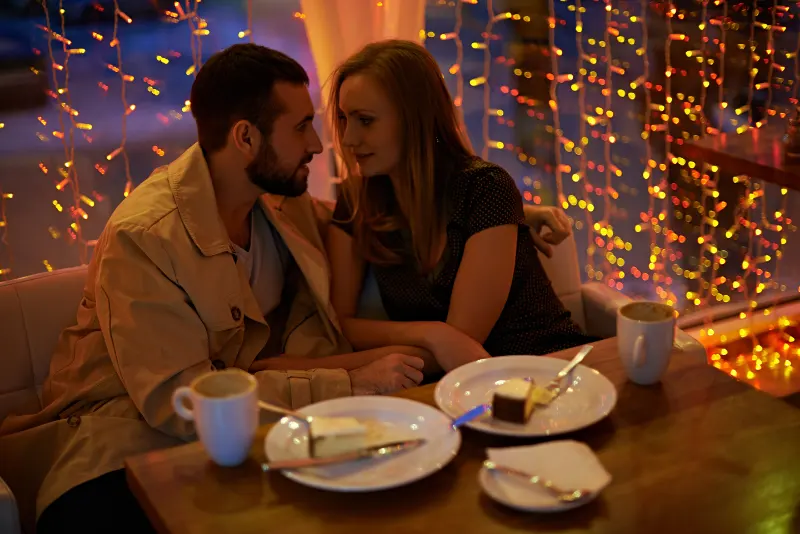 Casal apaixonado comendo um doce no restaurante em um encontro romântico