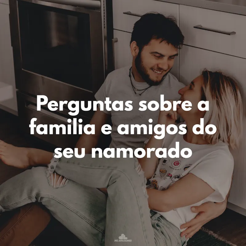Casal conversando de camiseta branca