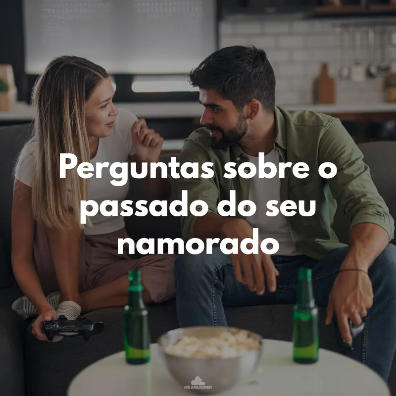 Casal jogando vídeo game, conversando e tomando cerveja