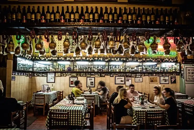 Foto interna do restaurante Castelões em São Paulo