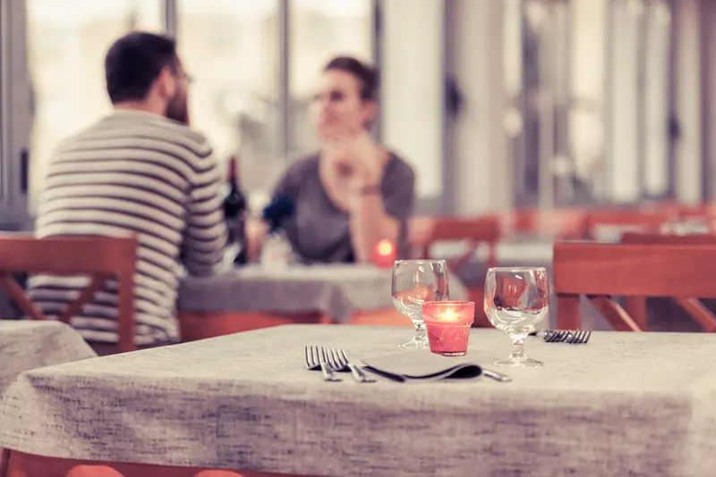 Casal romântico no restaurante