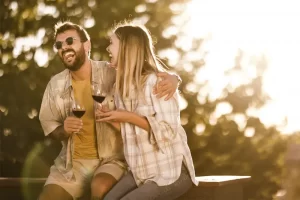 Casal tomando vinho e se divertindo