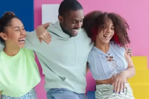 Amigos dançando e se divertindo