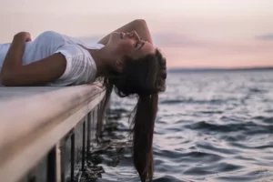 Mulher deitada no pier