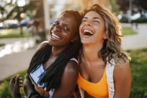 Duas amigas rindo e se divertindo