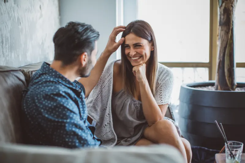 Como conhecer alguém melhor - Homem acariciando o cabelo da uma mulher