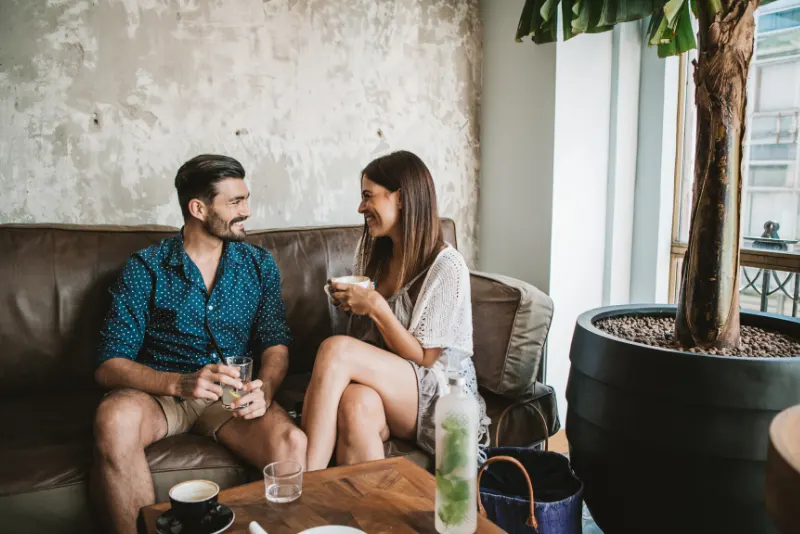 Como conhecer alguém melhor - Homem e mulher conversando e bebendo juntos