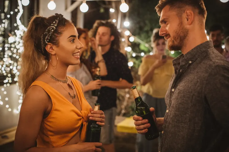 Como conhecer alguém melhor - Homem e mulher conversando e tomando cerveja