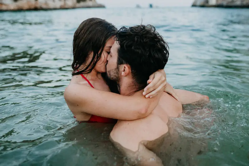 Como fazer seu namorado sentir sua falta - Casal se beijando na água