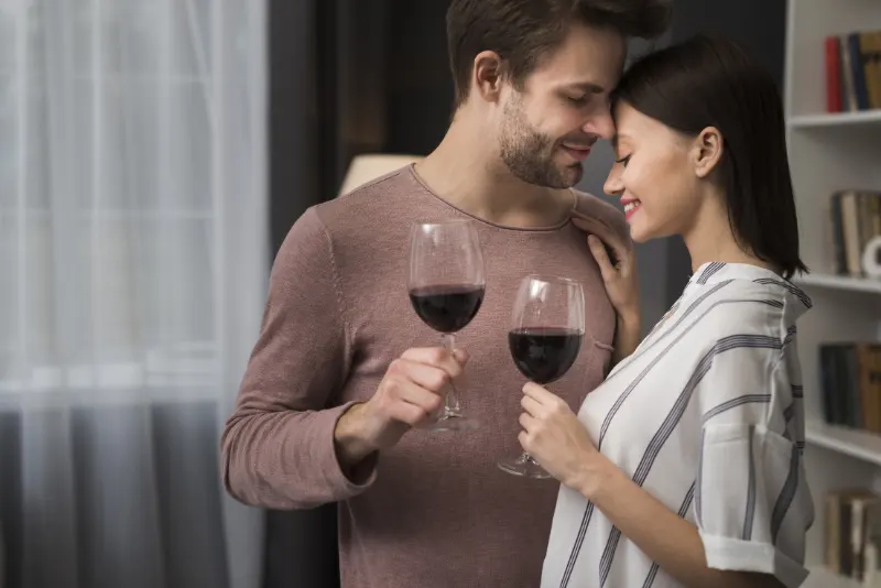 Casal tomando vinho - Fases do Relacionamento
