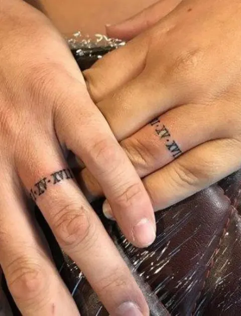 Tatuagens de casal com a data do casamento