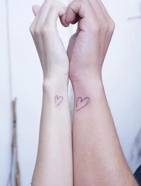Tatuagens de casal Corações minimalistas