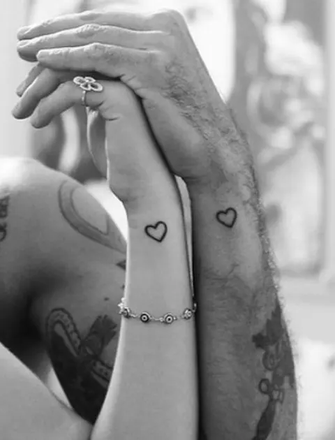 Tatuagens de casal Corações minimalistas