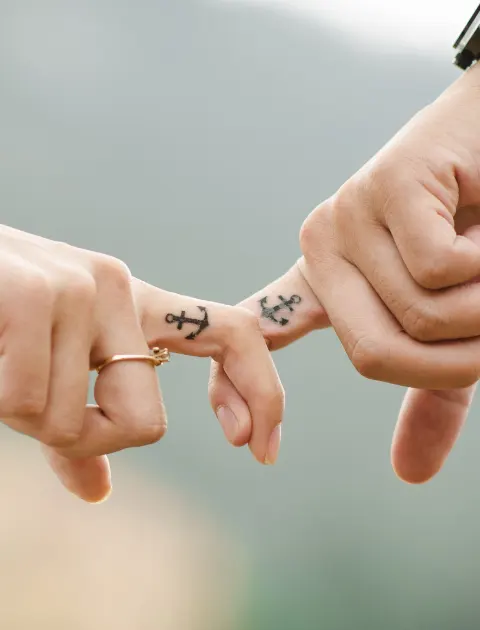 Tatuagens de casal nos dedos