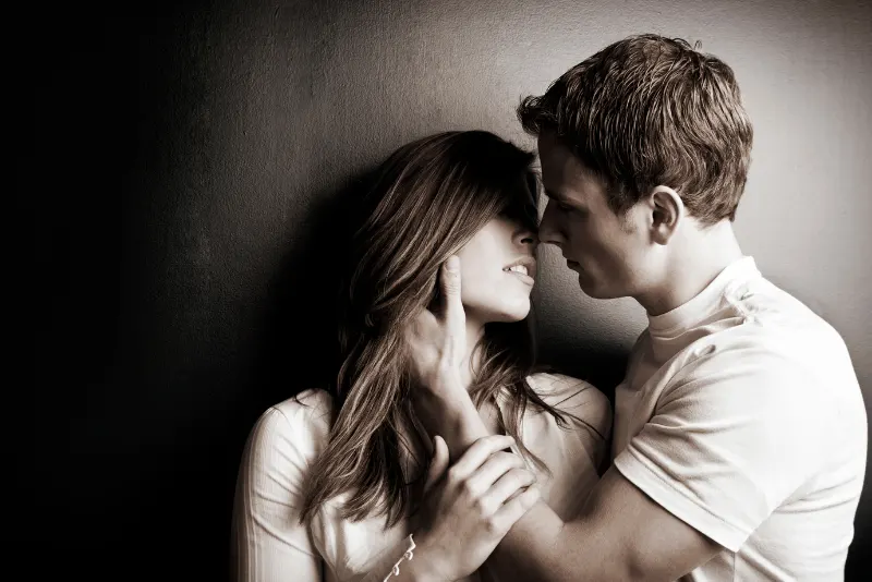 Casal nas preliminares do beijo - Como beijar pela primeira vez alguém
