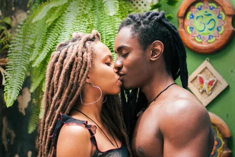 Casal negro se beijando - Como beijar pela primeira vez alguém