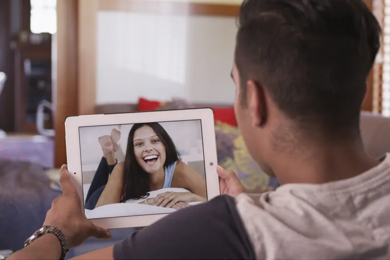 Casal conversando por chamada de vídeo - Como Fazer Um Namoro À Distancia Dar Certo