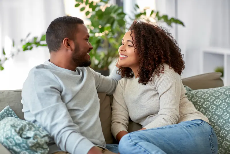 Casal conversando no sofá - Como Lidar com Brigas no Relacionamento