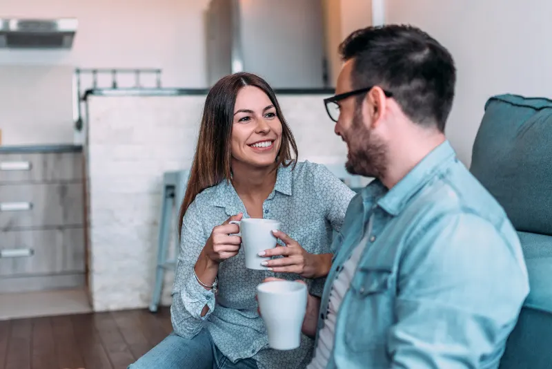 Casal conversando e tomando café - Como Lidar com Brigas no Relacionamento