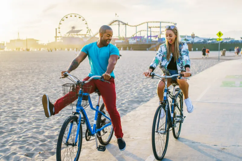 Casal andando de bicicleta
