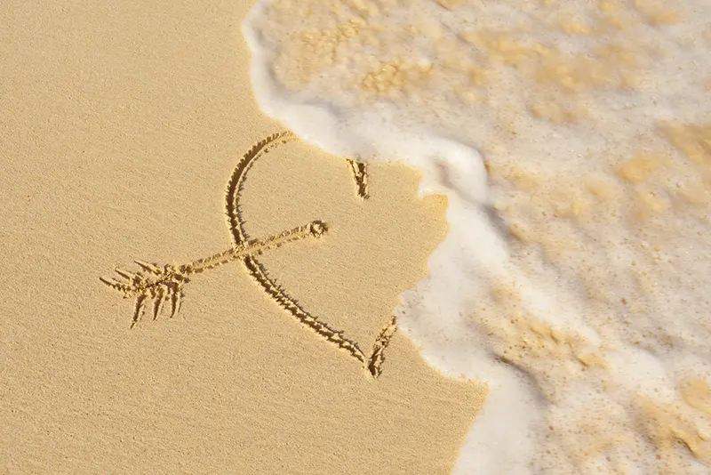 Desenho de coração na areira - Como superar o término de um relacionamento