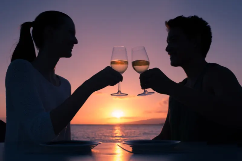 Casal fazendo um brinde ao por do sol - Lidando com Diferenças de Personalidade e Valores no Namoro