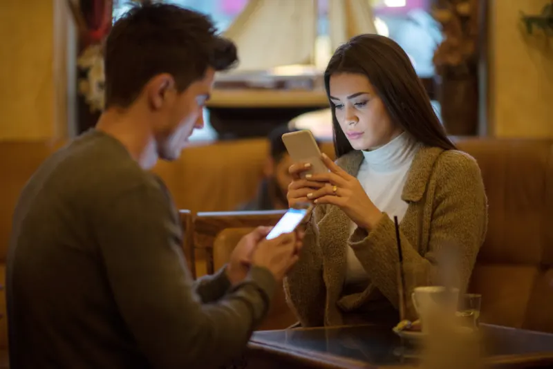 Casal mexendo no celular - O Impacto Da Tecnologia Nos Relacionamentos