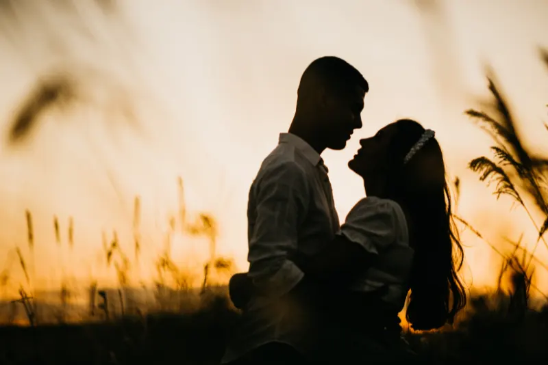 Silheta de casal ao pôr do sol - Por Que Sentimos Atração Por Alguém