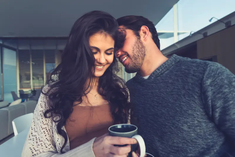 Homem flertando com mulher - Por Que Sentimos Atração Por Alguém