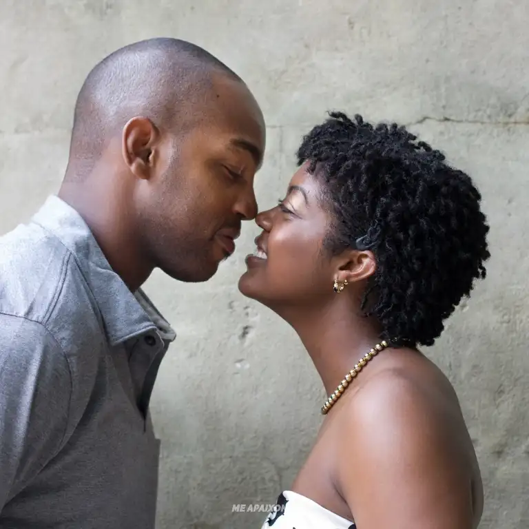 foto do casal com beijo no nariz