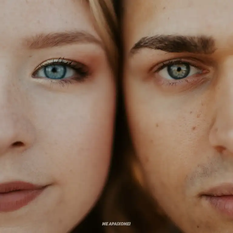 foto de um casal encostando a bochecha