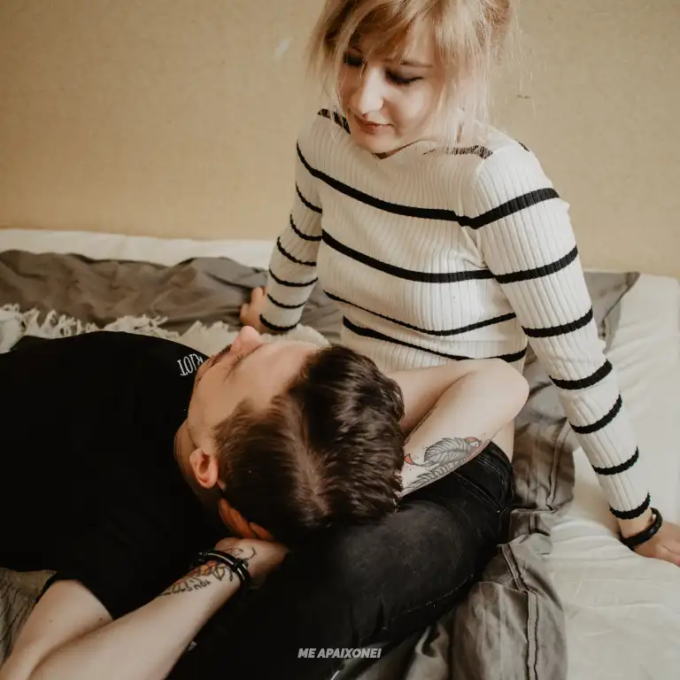 Poses para foto de casal deitado no colo