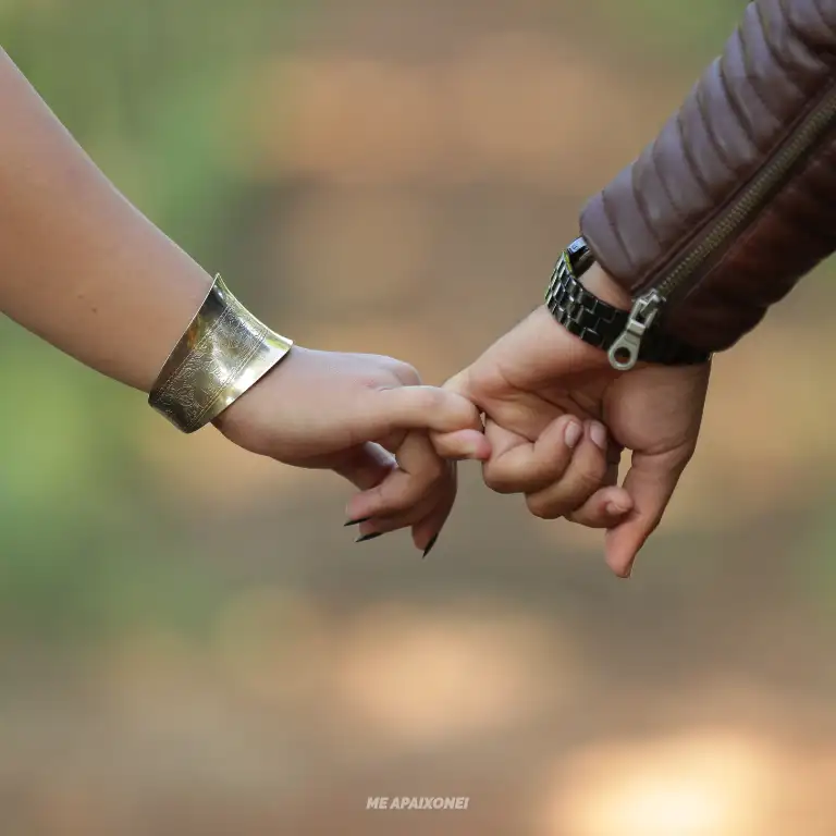 Poses para foto de casal dedos entrelaçados